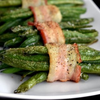 Böhnchen im Speckmantel mit Parmesan