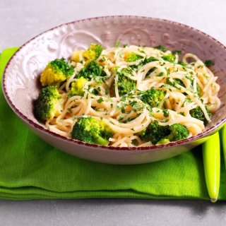 Brokkoli mit Kichererbsen und Nudeln