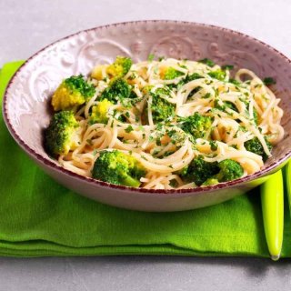 Brokkoli-Spaghetti mit Petersilien-Gorgonzolapesto