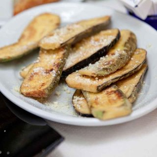 Gebratene Zucchini mit Käse