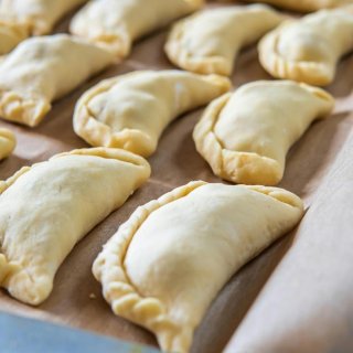 Teigtaschen mit Zucchini, Paprika und Schafskäse
