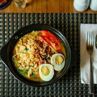 Gemüseragout mit Cashewkernen und Eiern