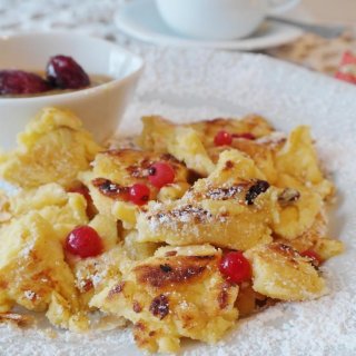 Kaiserschmarrn mit karamellisierten Pflaumen
