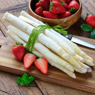 Karamellisierter Spargel mit Erdbeeren und Vanille