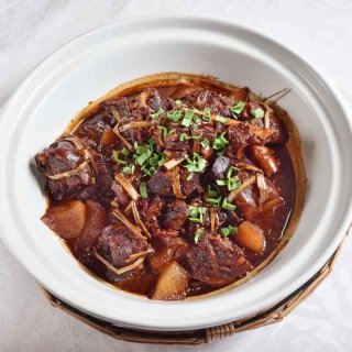 Lammragout mit Staudensellerie & Walnüssen