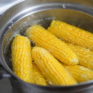 Maiskolben auf Vorrat zum Grillen