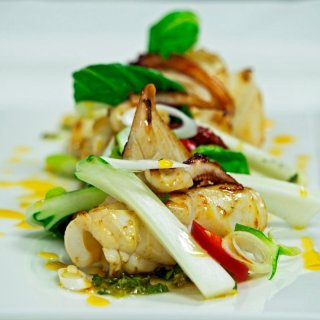 Pak Choi-Salat mit Tomaten und Frühlingszwiebeln