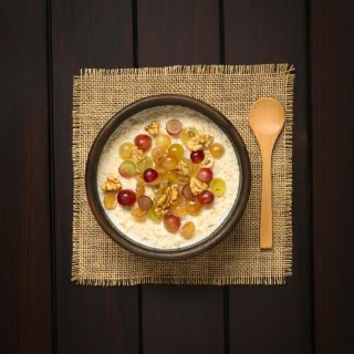 Porridge mit Trauben und Apfel