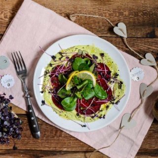 Rote Bete Carpaccio mit Avocadocreme und Rettichsp