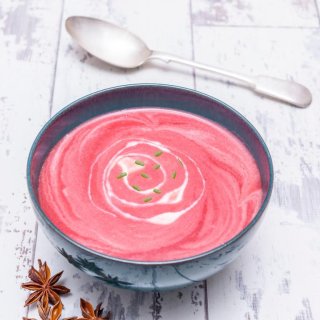 Rote Bete-Suppe mit Schmand und Meerrettich