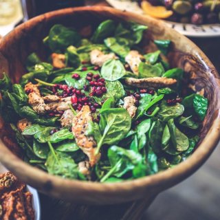 Spinatsalat mit Putenschnitzel und Pumpernickelknu