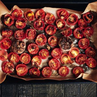 Tomaten, kandiert mit Himbeersirup