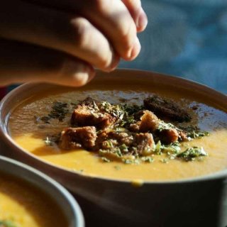 Wirsingcremesuppe mit Nusscroutons