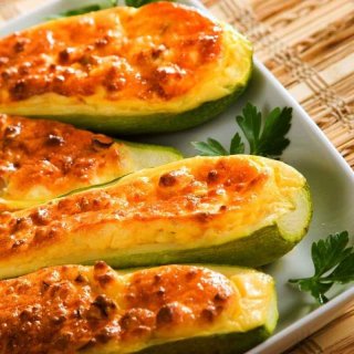 Zucchini mit Geflügel-Käse-Füllung