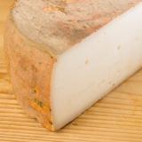 Schwarze Ziege Schnittkäse in der Käsetüte