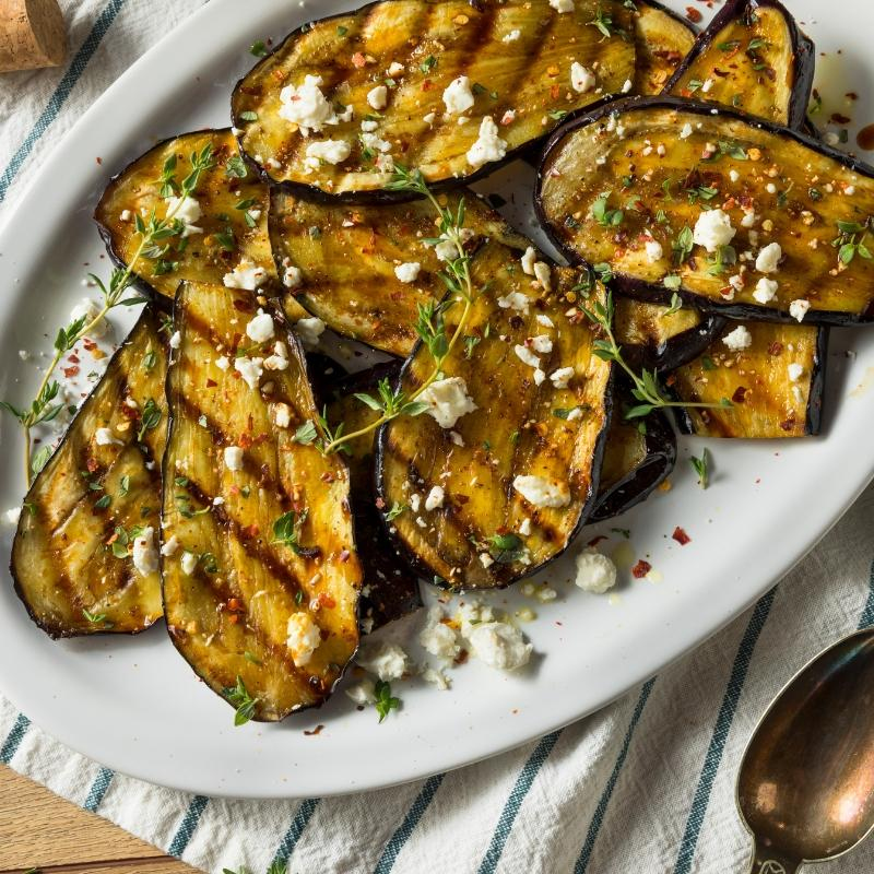 Auberginenpfanne mit Schafskäse