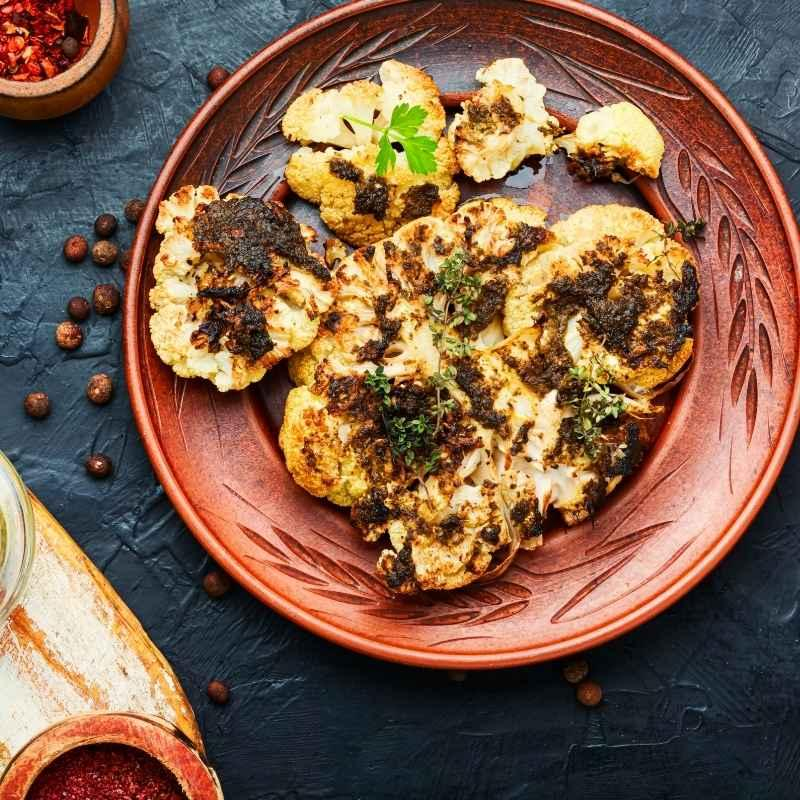 Blumenkohl-Steaks mit feuriger Marinade