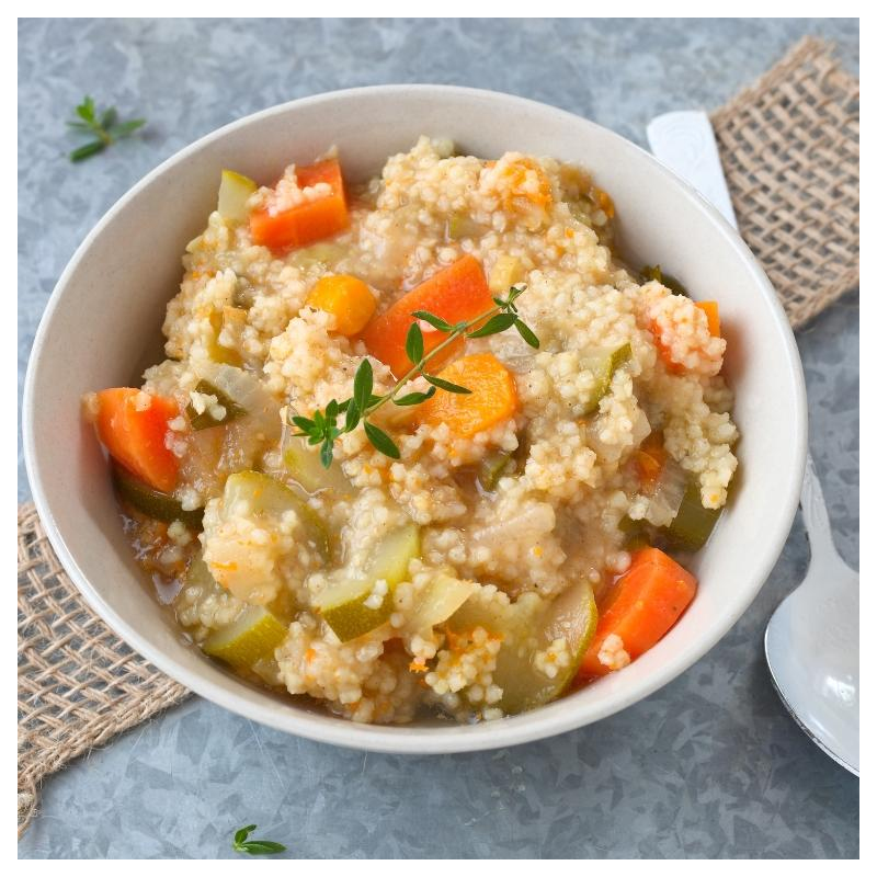 Bundzwiebeln mit Möhren in der Hirsepfanne