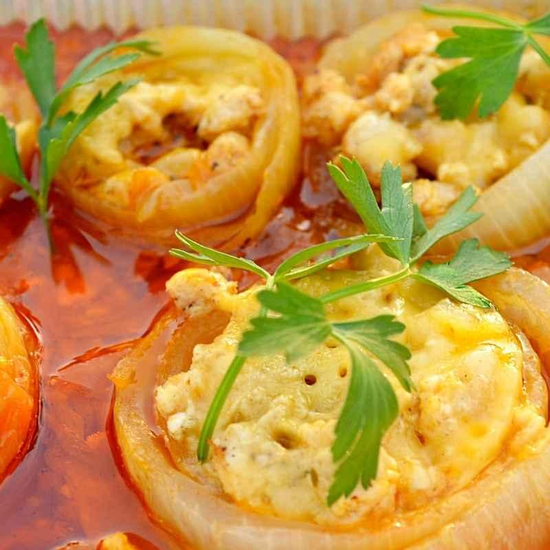 Gemüsezwiebel mit Champignon-Lauch-Füllung