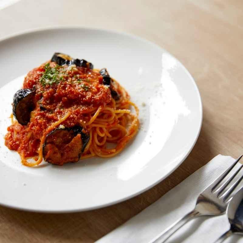 Pasta mit scharfer Auberginensauce