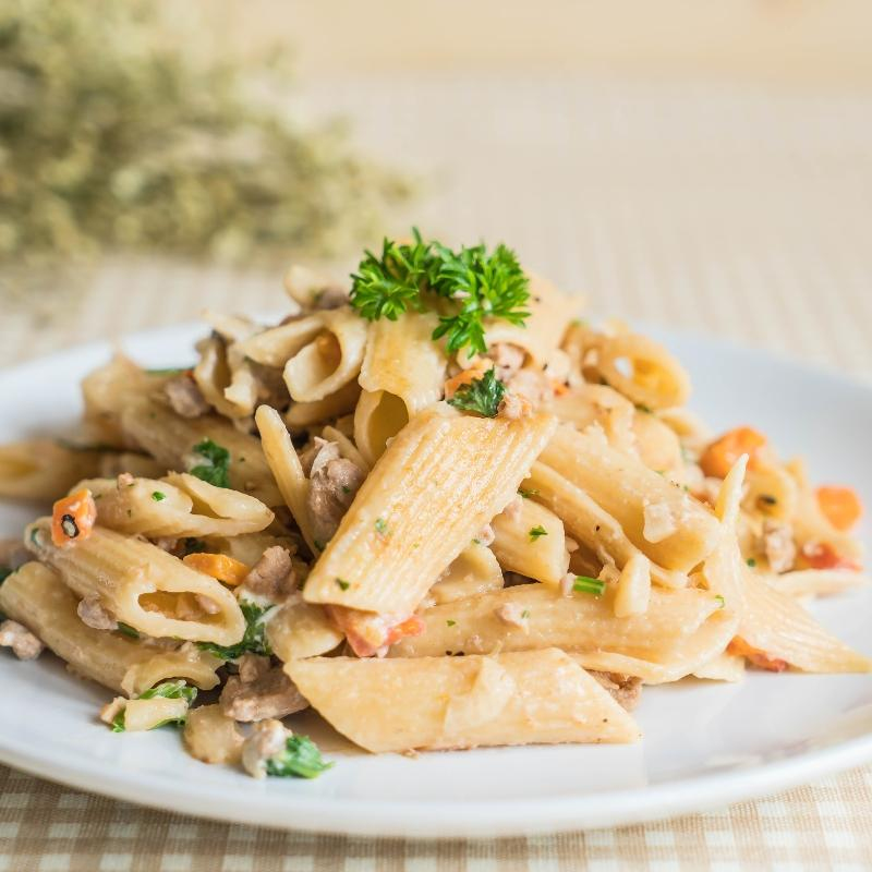 Penne mit Zuckerhutsalat-Sahne-Sauce