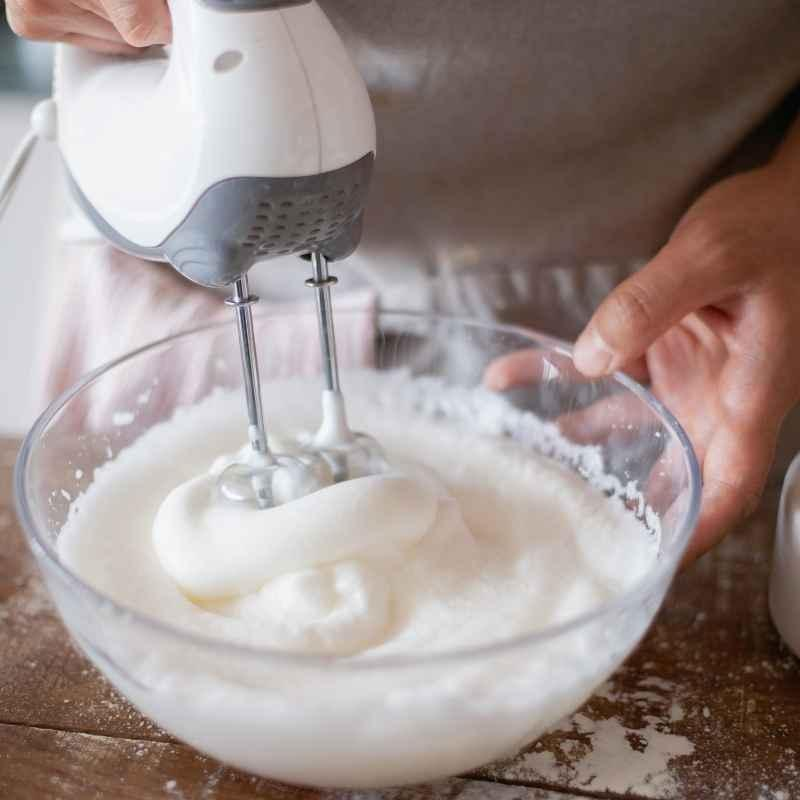 Schnee-Eier auf Kiwischaum