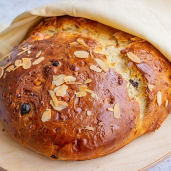 Osterbrot mit Mandeln