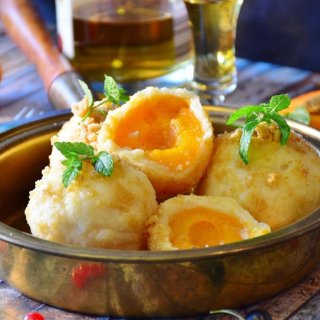 Aprikosenknödel im Quarkteig