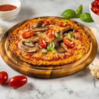 Blumenkohlpizza mit Tomaten und Mozzarella