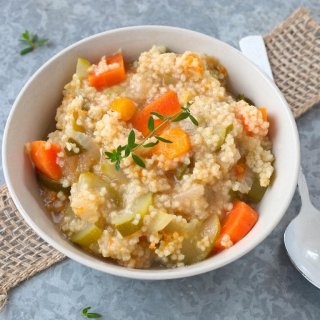 Bundzwiebeln mit Möhren in der Hirsepfanne