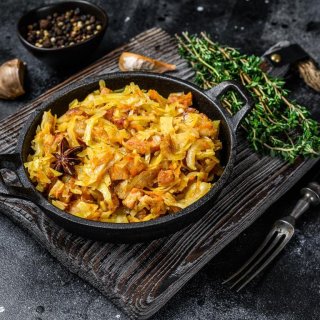 Fischpfanne mit Weißkraut und Kartoffeltalern