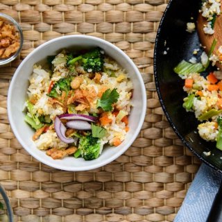 Gebratener Reis mit Gemüsecurry und Ananas