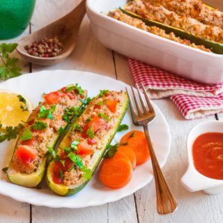 Gefüllte Zucchini mit Reis und Tomaten