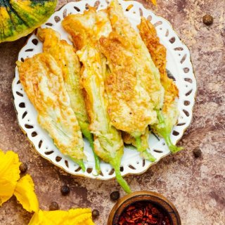 Gefüllte Zucchiniblüten mit Putenschnitzel
