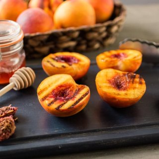 Gegrillte Pfirsiche mit Amarettini und Joghurt-Cre