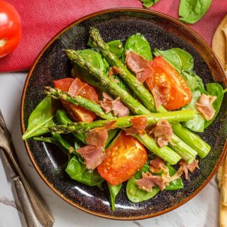 Gemischter Frühlingssalat mit grünem Spargel