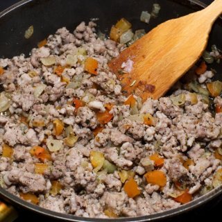 Hackpfanne mit Chicoree und Austernpilzen