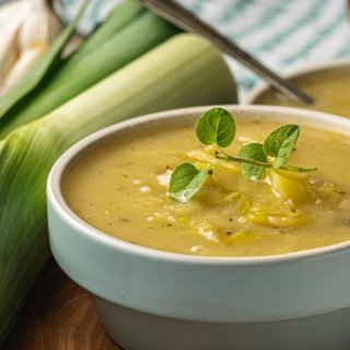 Lauch mit scharfer Erdnusssoße