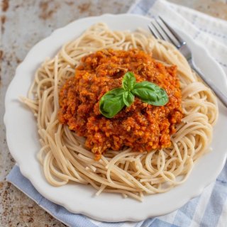 Linsenbolognese mit Pasta und Frühlingszwiebeln