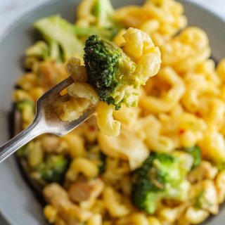 Vegane Mac & Cheese mit Brokkoli