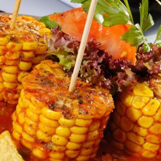 Maiskolben, gebraten mit Bohnen-Knoblauch-Mus