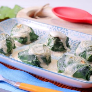 Mangoldröllchen mit Reis in Käsesoße