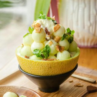 Melonenkugeln mit Erdbeeren