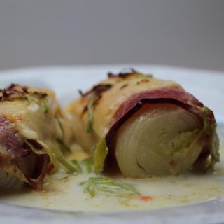 Mit Käse überbackene Lauchröllchen