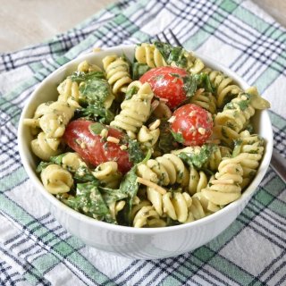 Nudeln mit Spinat, Schafskäse und Tomate