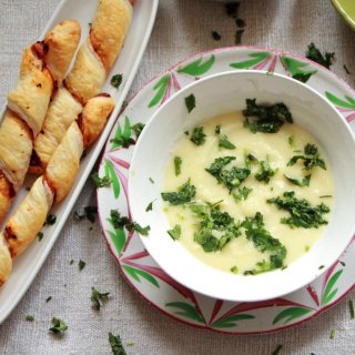 Pastinaken-Creme-Süppchen mit Knusperstangen