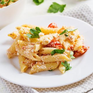 Penne mit Rucola, Cocktailtomaten und Schafskäse