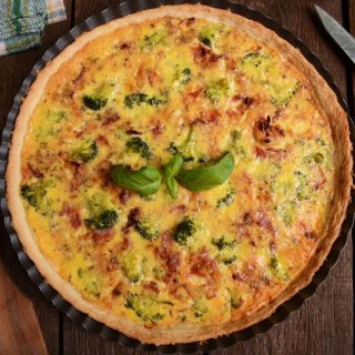 Pizza mit Schwarzkohl und geräuchertem Mozzarella