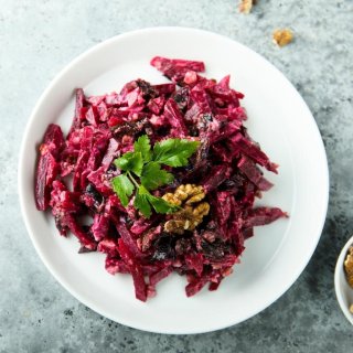 Rote Bete mit gerösteten Sonnenblumenkernen