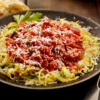 Spaghettikürbis mit Tomatensauce
